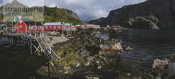 Norwegen  Lofoten  Nusfjord  Panoramablick auf Fischerdorf mit roten Häusern
