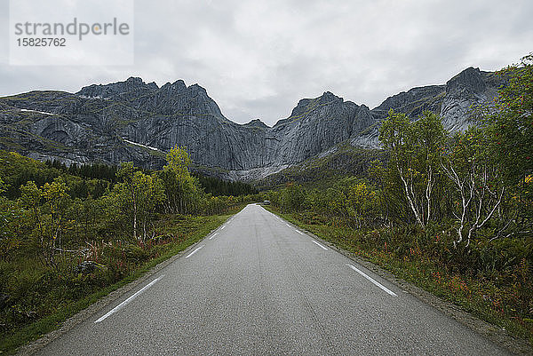Norwegen  Lofoten Inseln  Leere Straße in Berglandschaft