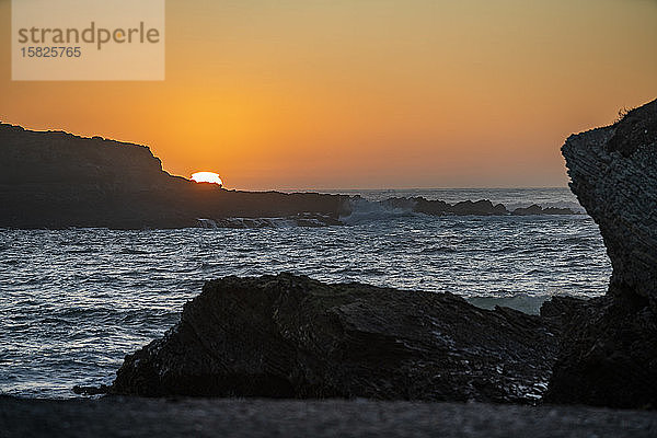 USA  Kalifornien  San Luis Obispo  Sonnenuntergang über der Meeresklippe