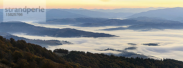 Ukraine  Region Zakarpattia  Karpaten  Borzhava  Panoramablick auf die Berglandschaft