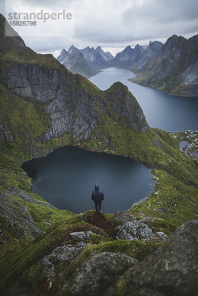 Norwegen  Lofoten-Inseln  Reine  Mann mit Blick vom BergÂ ReinebringenÂ