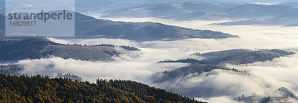 Ukraine  Region Sakarpattia  Karpaten  Borzhava  Neblige HÃ?gel derÂ KarpatenÂ bei Sonnenaufgang