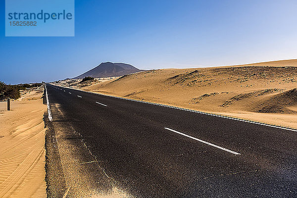 Afrika  Leere Straße in der Wüste