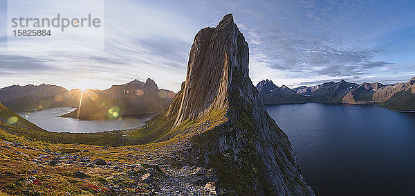 Norwegen  Senja  Panoramablick auf den Berg Segla bei Sonnenaufgang