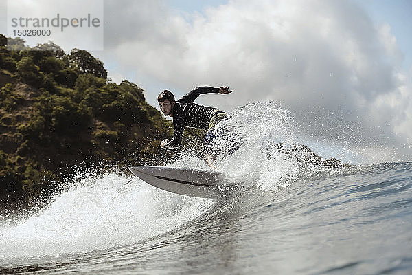 Surfer auf einer Welle