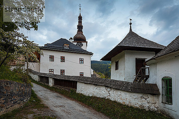Kirche im Bergbaudorf Spania Dolina in der Nordslowakei.