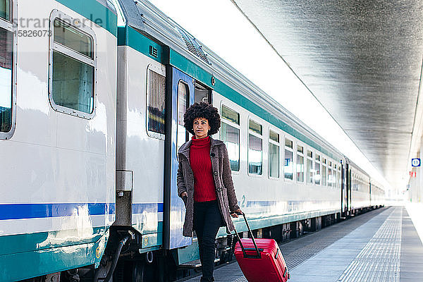 Elegante Frau auf Geschäftsreise im Zug