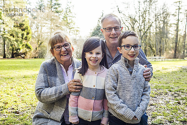 Die Großeltern posieren mit ihren Enkelkindern für Fotos.