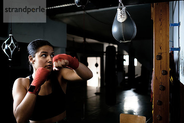 junge Frau  die im Fitnessstudio Boxen übt