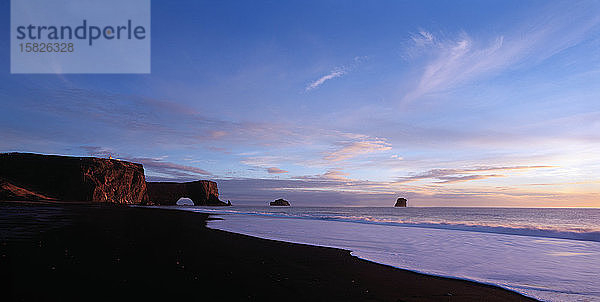der schwarze Sandstrand am Bogen DyrhÃ³laey im SÃ?den Islands