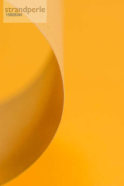 Einfach gelbe Farbpapierdesigns formen
