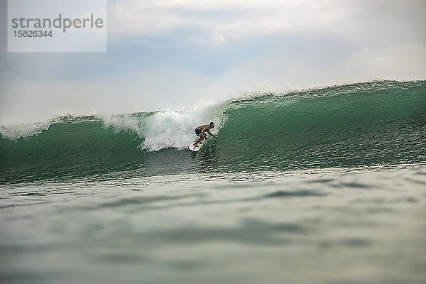 Surfer auf einer Welle