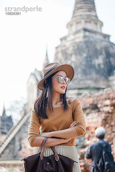 Schöne Frau  die in Ayutthaya  Thailand  Urlaub macht