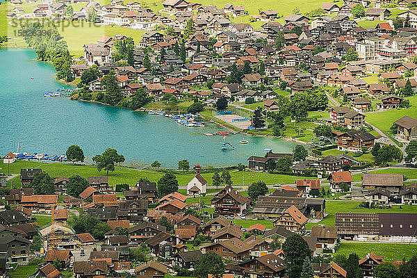 Lungernsee in Obwalden im Sommer mit einem Dorf von oben