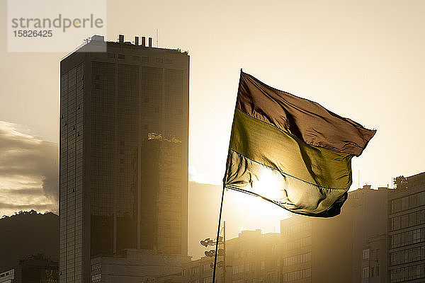 Schöne Aussicht auf Flagge und Gebäude bei Sonnenuntergang am Copacabana-Strand