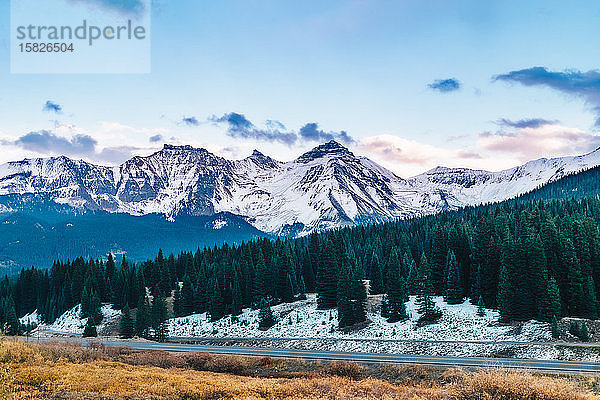 schneebedeckte Rocky Mountains und immer grüne Wälder in Colorado