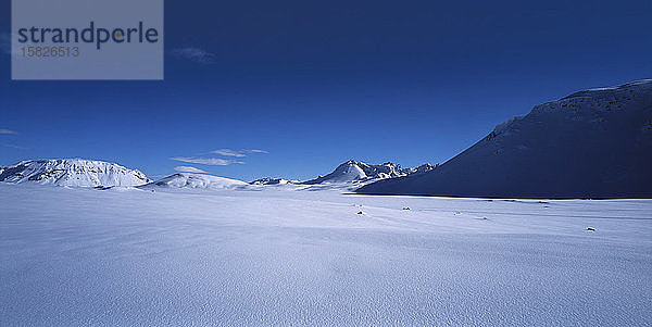 schneebedeckte Landschaft im isländischen Hochland