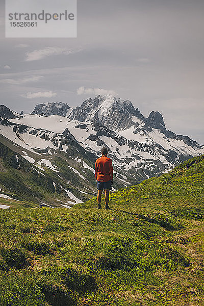 Junger Mann steht mit Blick auf das Mont-Blanc-Massiv  Chamonix  Frankreich.