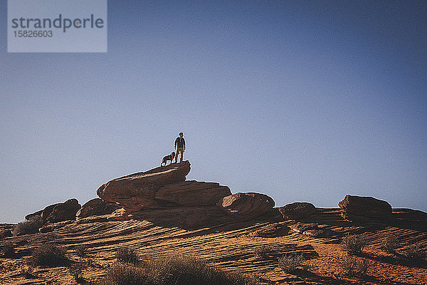 Ein Mann mit einem Hund steht in der Nähe von Horseshoe Bend  Arizona