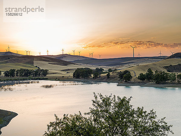 Stausee Conde de Guadalhorce bei Sonnenuntergang mit Windmühlen in der b