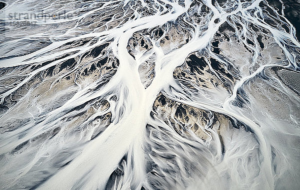 Fantastische Eislandschaft des Flussdeltas im Winter