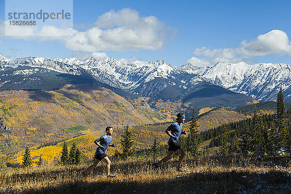 Männer laufen Kamm mit Blick auf die Gore Range-Berge in Vail  Colorado