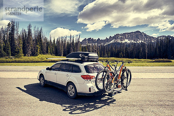 Subaru Outback Abenteuer-Mobil  beladen mit Mountainbikes.
