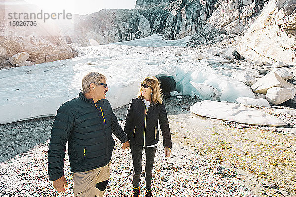 Ehepaar im Ruhestand genießt das Leben bei einem Ausflug in die Eishöhle.