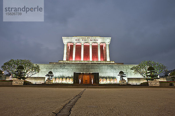 Ho-Chi-Minh-Mausoleum bei Nacht