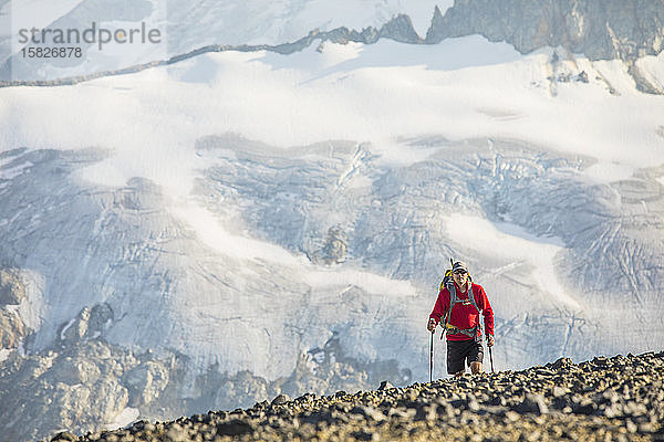 Blick des Wanderers gegen einen grossen Gletscher über das Tal.