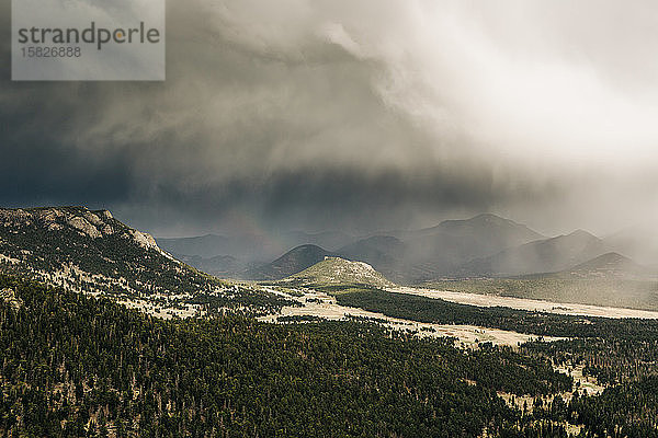 Ein Sturm zieht über den Rocky Mountain National Park  CO.
