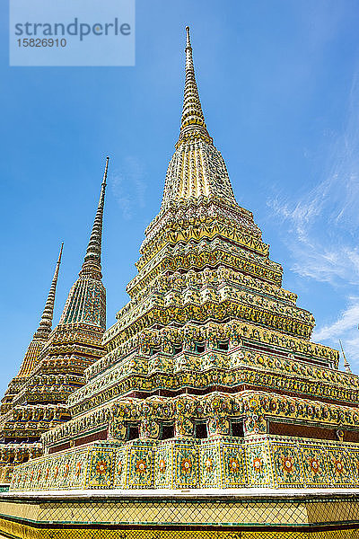 Stupas im Wat Pho (Tempel des zurücklehnenden Buddha)  Bangkok  Thailand