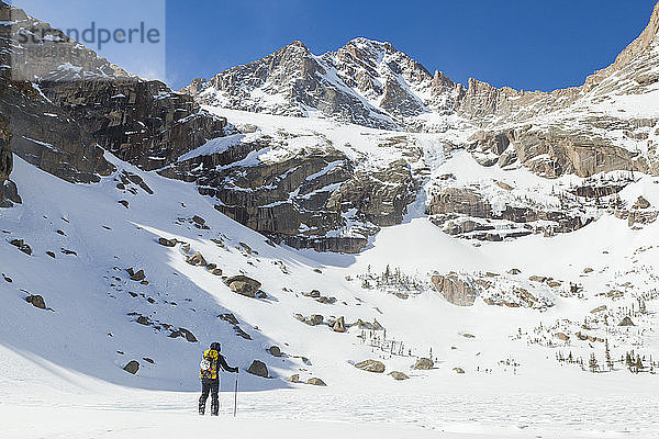 Frau wandert über den gefrorenen Schwarzen See  Rocky Mountain-Nationalpark