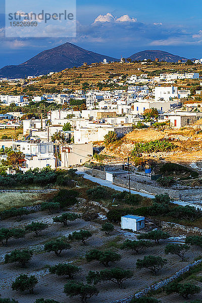 Das Dorf Triovasalos auf der Insel Milos in Griechenland.