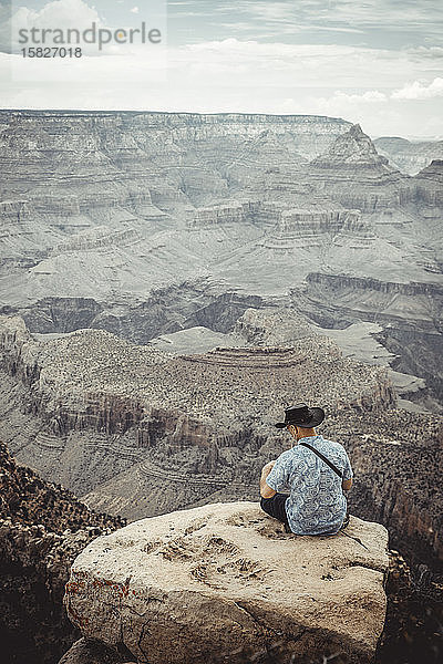 Mann Beobachten Sie den Colorado River von der Spitze des Grand Canyon