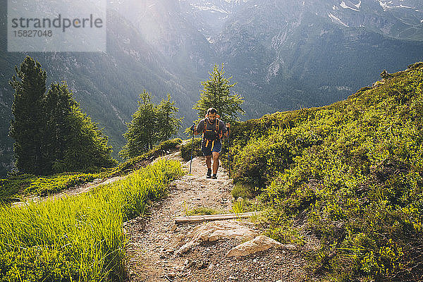 Wanderer auf dem Weg zur Aiguillette des Posettes  Französische Alpen  Chamonix