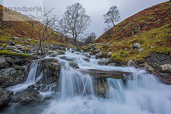 lange Exposition eines kleinen Baches am Scafell Pike im Lake District