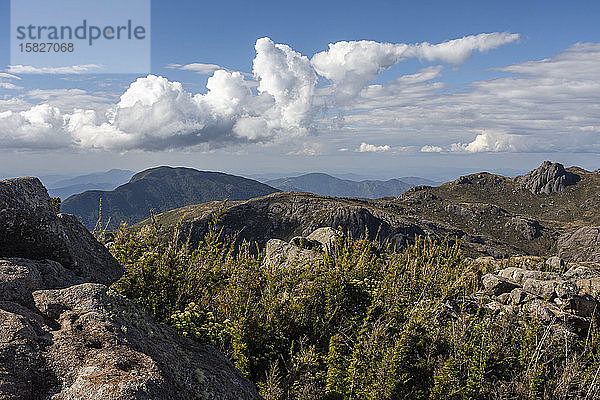 Wunderschöne Landschaft mit Höhenfeldern und wilden Felsengebirgen