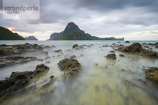 Cadlao Island bei Sonnenuntergang vom Strand von Caalan aus gesehen  El Nido  Philippinen