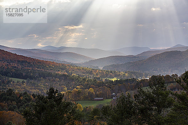 Sonnenlicht strahlt durch Wolken über den Bergen in Quechee  Vermont.