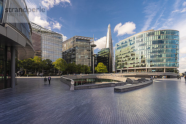 Moderne Geschäftsgebäude am Rathaus der Stadt London an einem sonnigen Tag