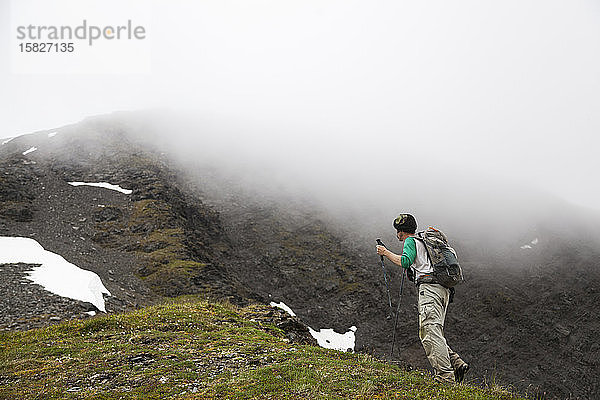 Mann wandert Bergkamm in Richtung Cooper Mountain  Kenai-Halbinsel  Alaska
