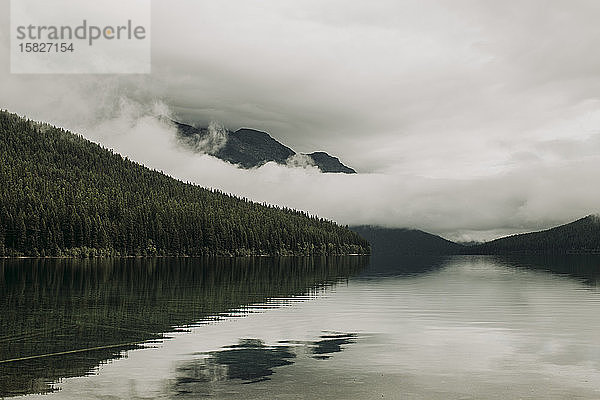 Berge und Wolken hinter dem Bowman Lake  Glacier National Park  Montan