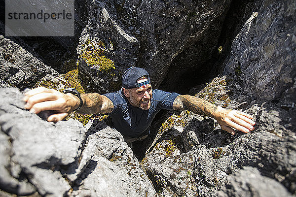 Hoher Winkel des Bergsteigers bei der Suche nach Handgriffen