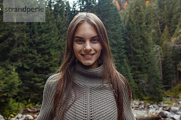 Porträt eines Mädchens im Hintergrund des Herbstwaldes