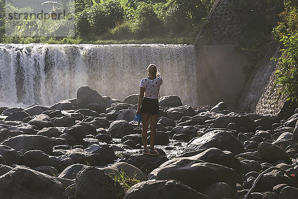 Junge Frau am Wasserfall