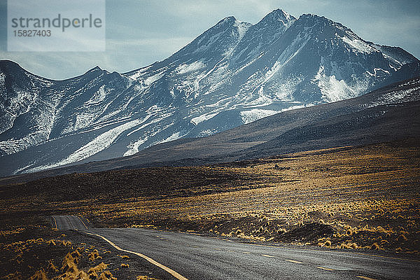 Straße und Berge in der Atacama-Wüste