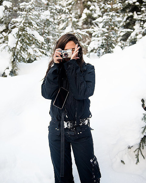 Fotografin bekommt die Aufnahme im verschneiten Britisch-Kolumbien.