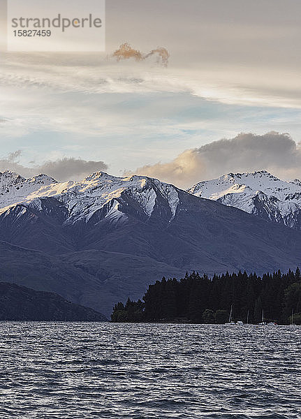 Blaue Stunde des Sonnenuntergangs über hohen Bergen und dem Wanakasee  Neuseeland