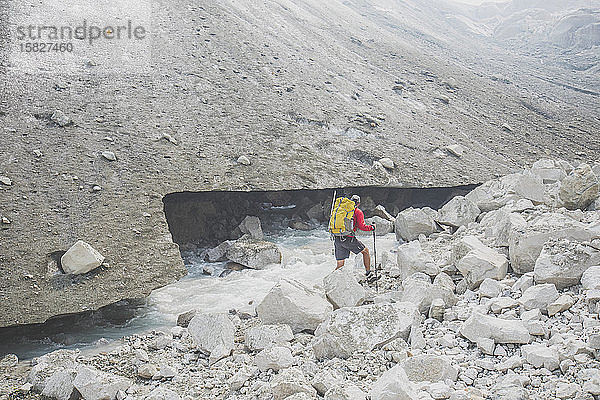 Backpacker beim Wandern am abschmelzenden Gletscher.